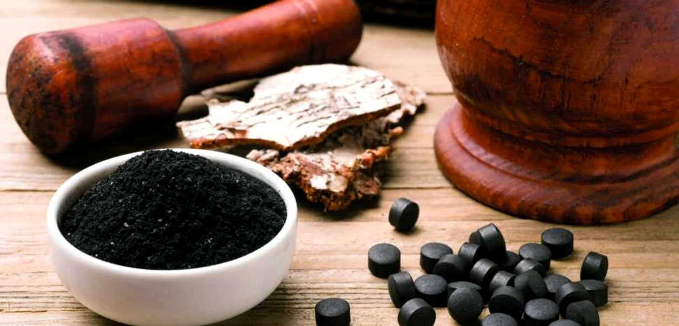 În toxiinfecţiile alimentare, cărbunele vegetal reţine bacteriile din tubul digestiv şi reduce intensitatea simptomelor.