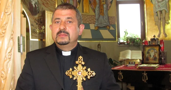 Preotul Remus Tegzeşiu, în biserica sa din Făget FOTO. Florina Pop