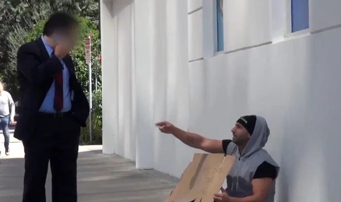 Yousef Saleh Erakat este un vlogger de succes, care pune la cale experimente pentru a testa reacțiile oamenilor de pe stradăcaptură: YouTube