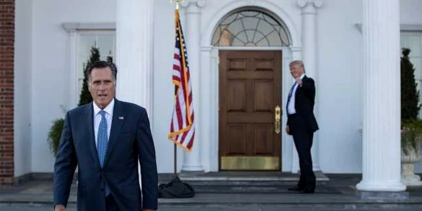 Mitt Romney merge să ţină o conferinţă de presă după întâlnirea sa cu preşedintele ales Donald Trump de la Clubul de Golf Trump International din New Jersey. FOTO Guliver/Gettyimages