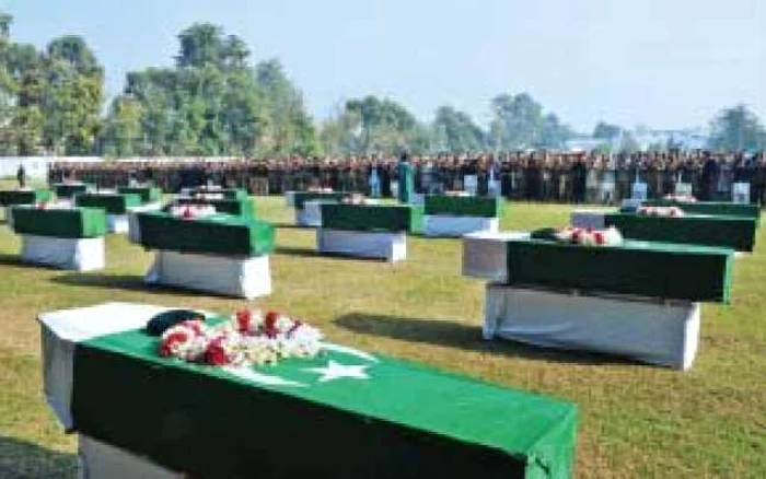 Sicriele soldaţilor pakistanezi ucişi în raidul de sâmbătă p Foto: afp