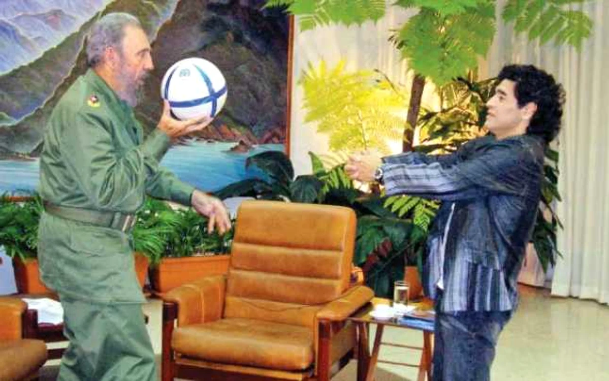 Maradona îl invită pe Fidel Castro să arunce la „coş“