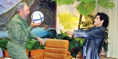 Maradona îl invită  pe Fidel Castro  să arunce la „coş“ 