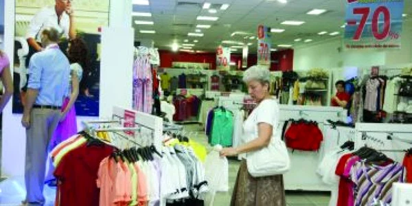 Craiova: Magazinele de firmă din Bănie au băgat preţurile la apă