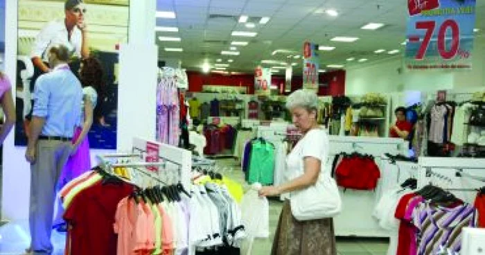 Craiova: Magazinele de firmă din Bănie au băgat preţurile la apă