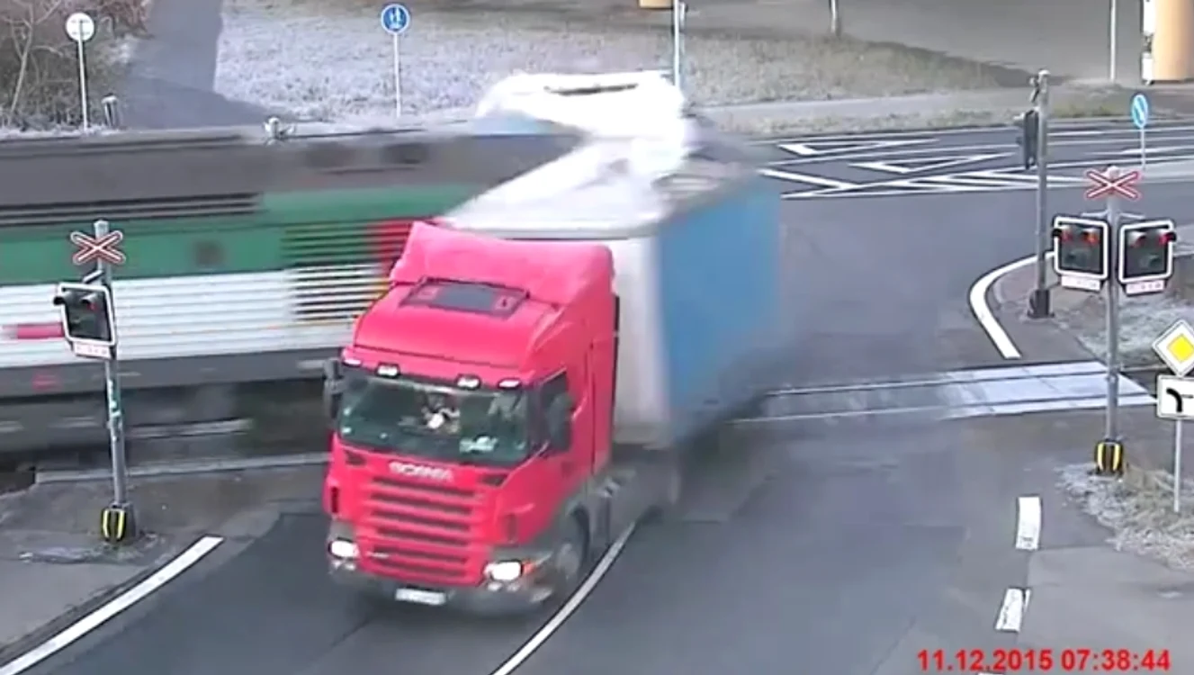 Acesta e momentul în care trenul lovește tirulcaptură video