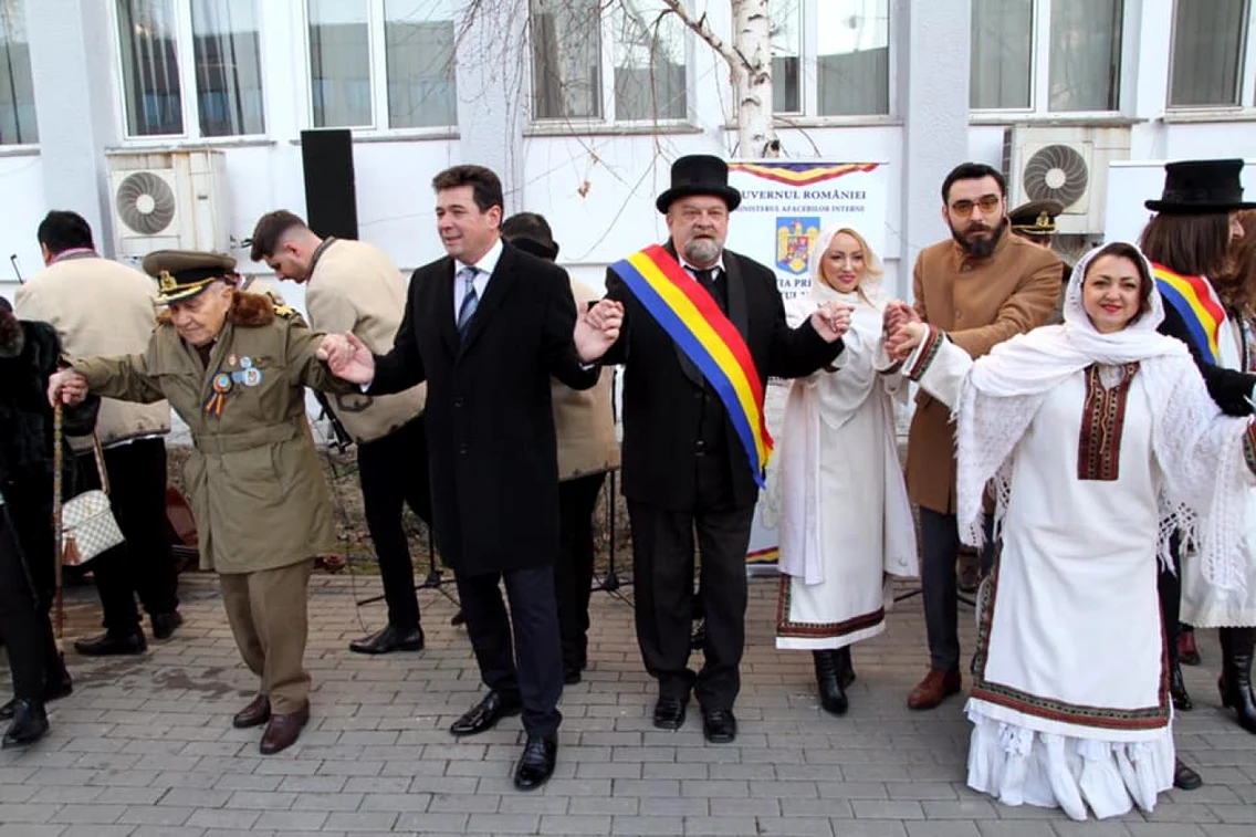 Veteranul de război col r Emil Veţeleanu din Râmnicu Vâlcea de Ziua Micii Uniri în horă în faţa Prefecturii Vâlcea - 2020 Foto FB Centrul Creaţiei Vâlcene