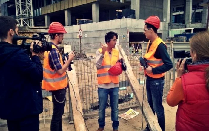 Artistul e asaltat de admiratoarele care îi cer autografe cu fiecare ocazie