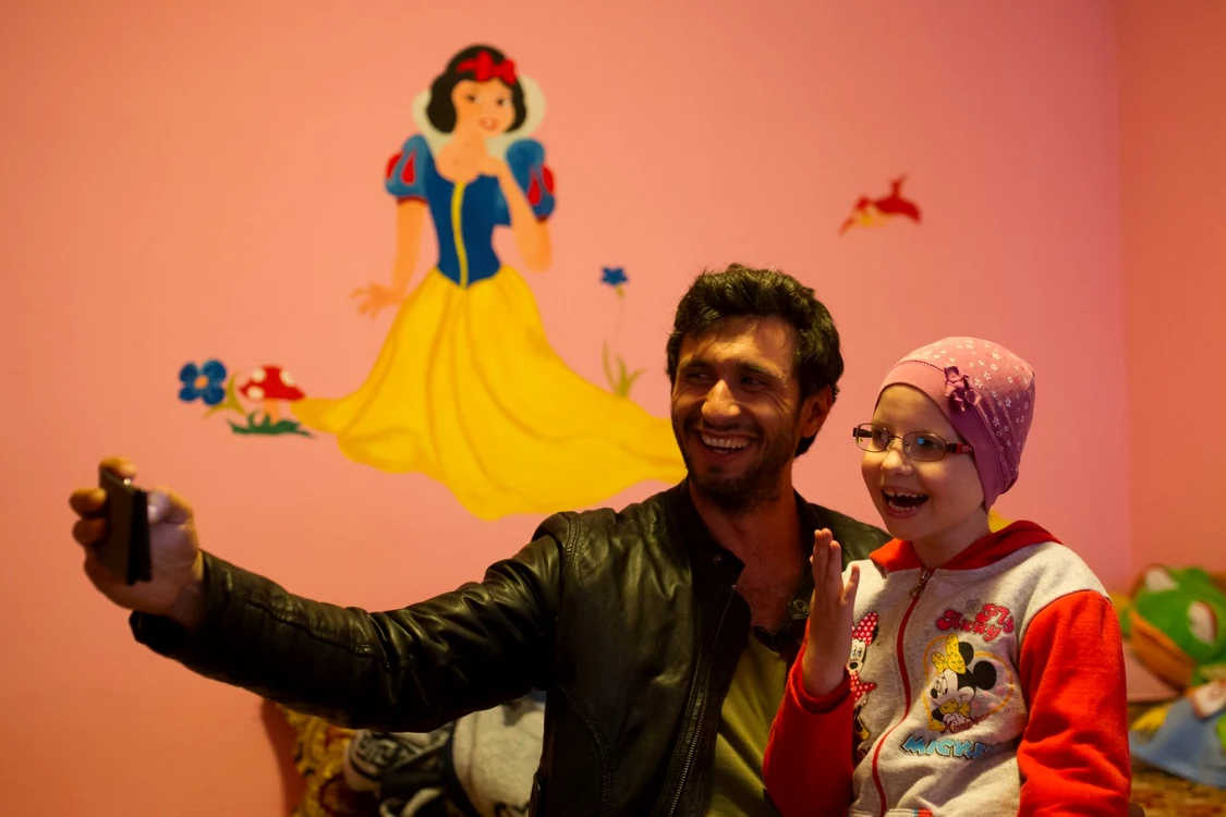 Dragoş Bucur, gazda emisiunii, alături de micuţa Mary, în noua ei cameră FOTO Pro TV