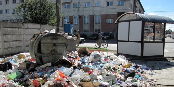 Deşeurile menajere au ajuns până pe trotuar
