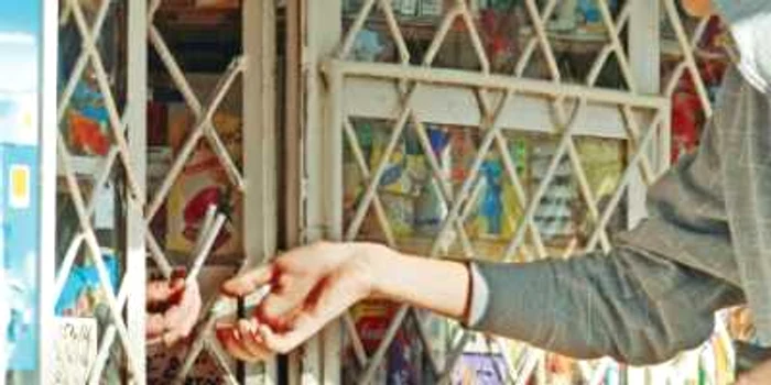 Comercianţii din cartierul bucureştean Berceni nu au nicio reţinere în a vinde ţigări din pachet