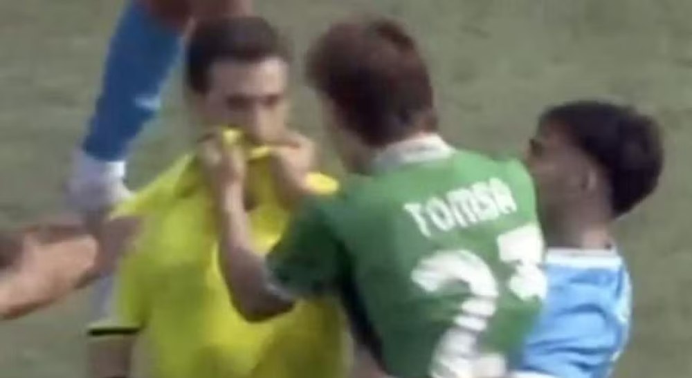 Fotbalistul român de la Sassuolo care l-a luat de gât pe un arbitru și-a primit pedeapsa. Jucătorul, scos din circuitul naționalei U19