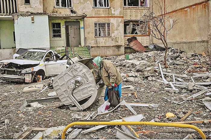 Localnicii din Trostianeţ caută cu disperare mâncare prin containere