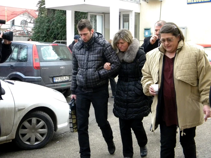 Oana Bucur (centru), soţia inginerului mort în Algeria. Cristina Chirea (dreapa), naşa familiei. FOTO Dana Mihai