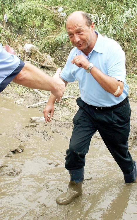 Iulie 2010: Aproape în fiecare an, satele din Moldova sunt ţinta puhoaielor. Preşedintele Traian Băsescu n-a rămas nepăsător la suferinţa oamenilor şi de fiecare dată s-a dus acolo să vadă dacă autorităţile îşi fac treaba. 