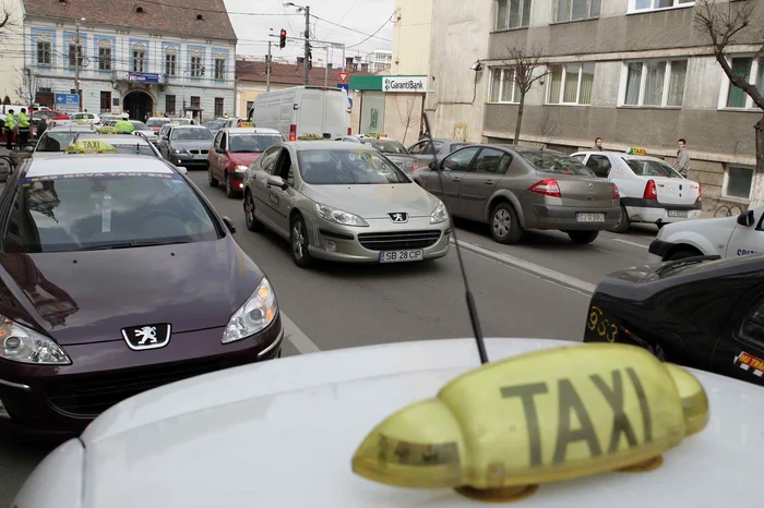 Taximetriştii clujeni sunt luaţi în vizor de poliţişti şi inspectorii Primăriei