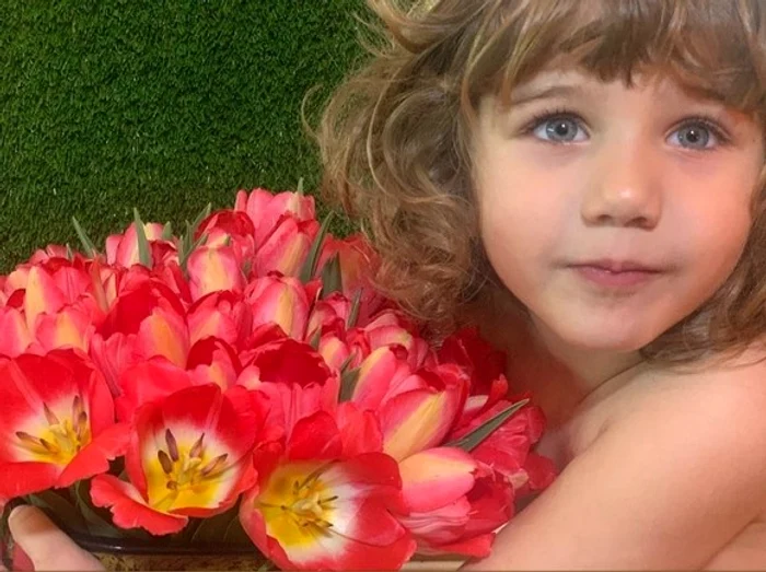 Micuții au surprins-o cu floriFoto: Arhivă personală