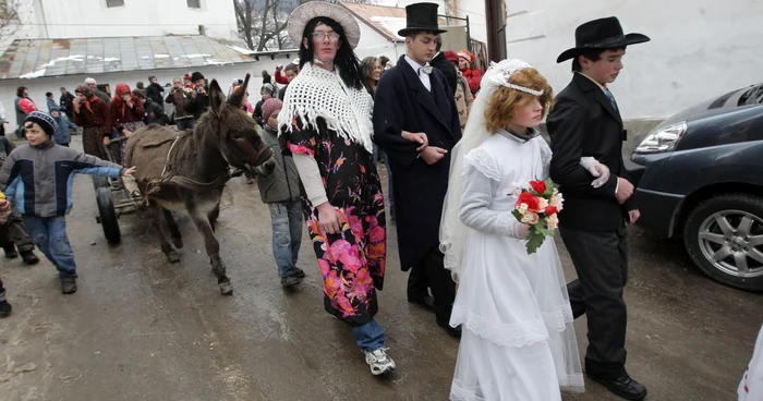 Tinerii se costumează şi alungp spiritele rele. FOTOArhivă.