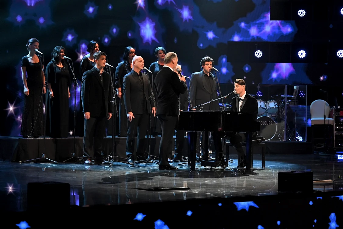 Nick Casciaro, Dinu Iancu Sălăjanu și Corul Acapella. Foto: Antena 1