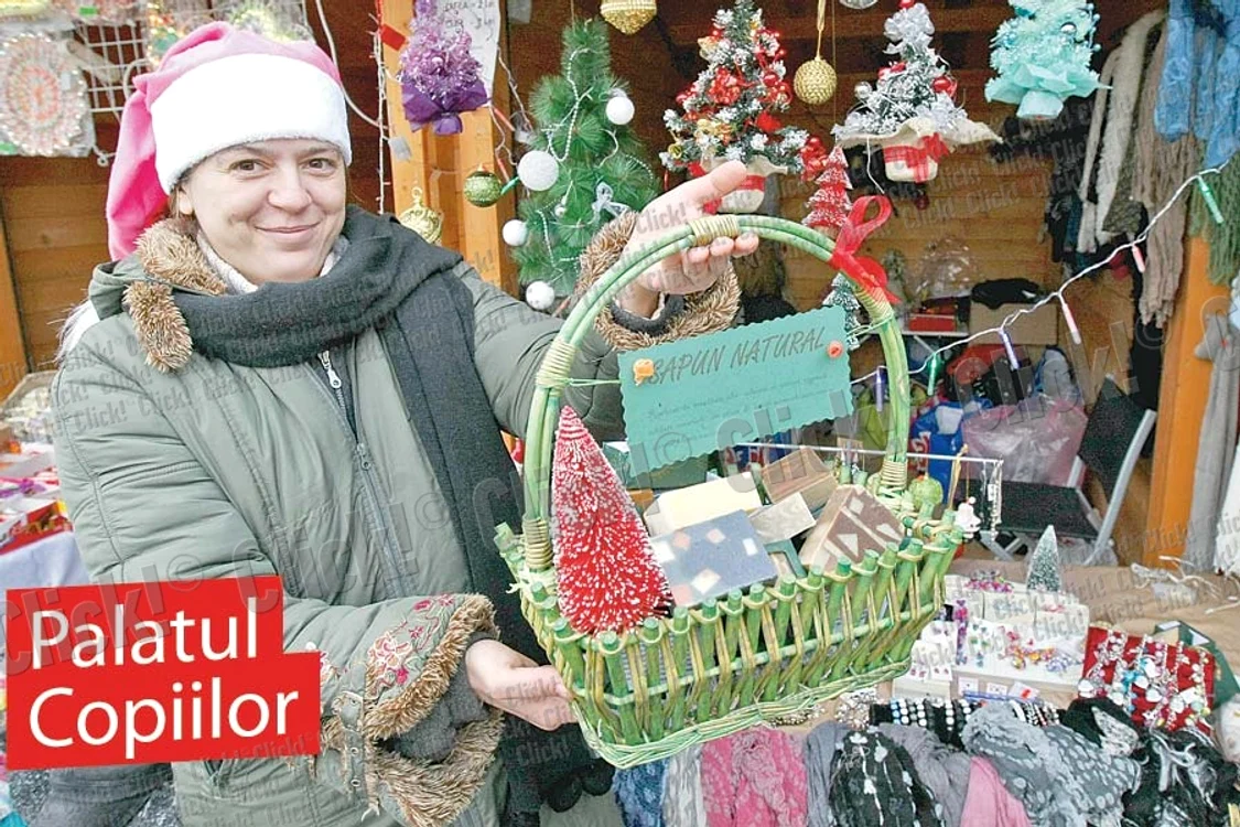 
    Mona vinde aici săpunuri naturale,  brăduţi şi bijuterii  până pe 24 decembrie  (Fotografii: Dorin Constanda )  