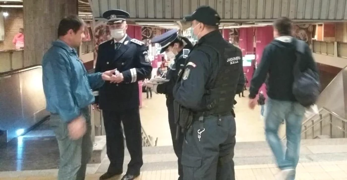 Bărbatul a fost atenționat că nu are mască pe față și de către al doilea filtru, aflat la Piața Unirii, și i s-a dat avertisment