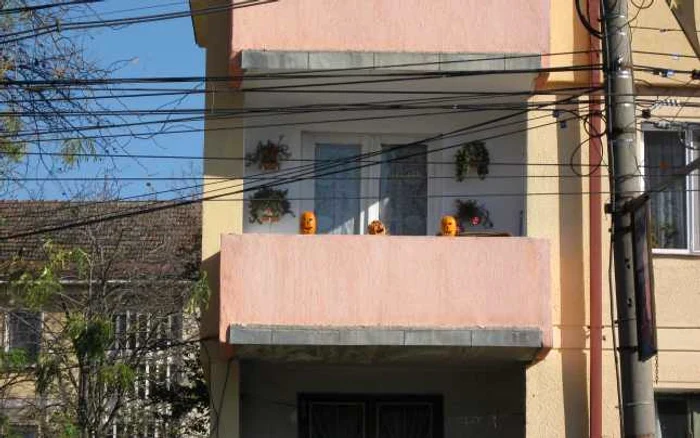 Un balcon din Tudor a fost „împodobit“ cu dovleci