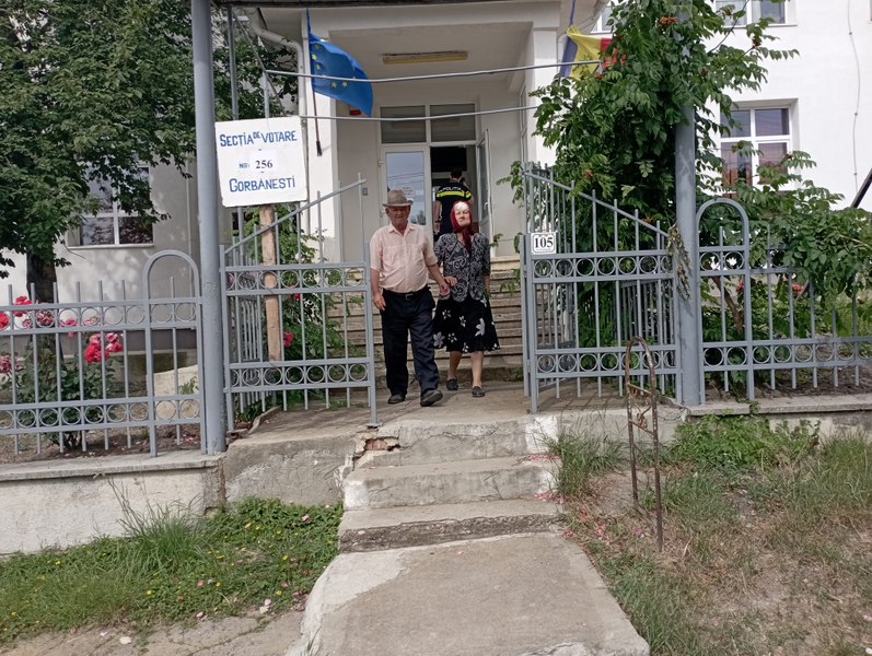 Pensionarii de la țară decid soarta tinerilor în nordul Moldovei. Sunt cei mai conștiincioși la urne