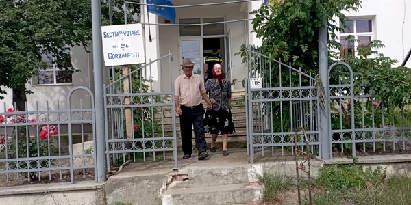 satenii din gorbanesti la vot (2) jpg