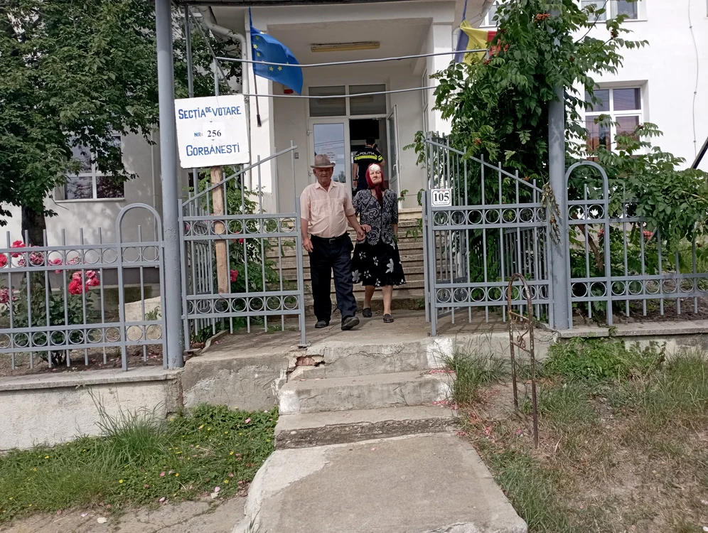 Sătenii au mers la vot dar sunt dezamăgiți de politicieni FOTO Cosmin Zamfirache