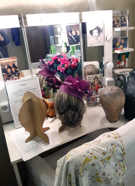 Cabina Stelei Popescu e decorată cu  fotografiile actriţei