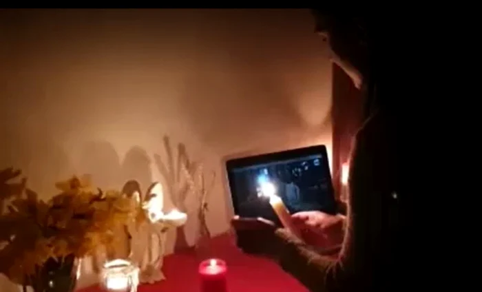 Oamenii au ascultat slujba de acasă, au cântat alături de preoți și au aprins candele