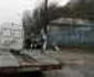 Un tânăr şofer teribilist a reuşit să intre cu maşina în stâlp. Maşina a luat foc iar şoferul de 19 ani a fost salvat de pompieri