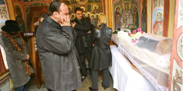 Alexandru Briban nu s-a putut apropia ieri, din cauza durerii, de sicriul soţiei sale 