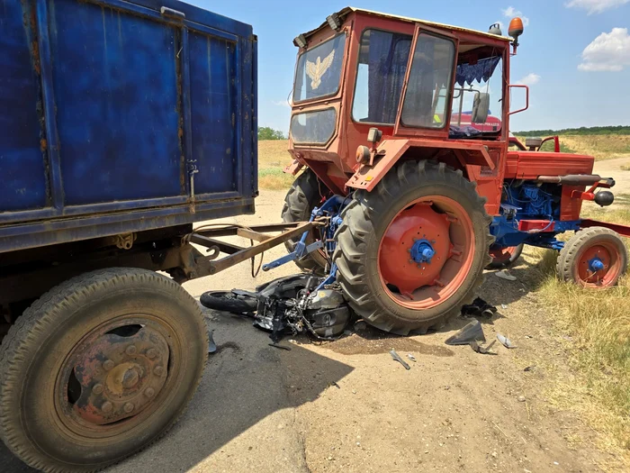 Sfârșit tragic pentru un adolescent de 17 ani: a ajuns cu motocicleta sub roțile unui tractor
