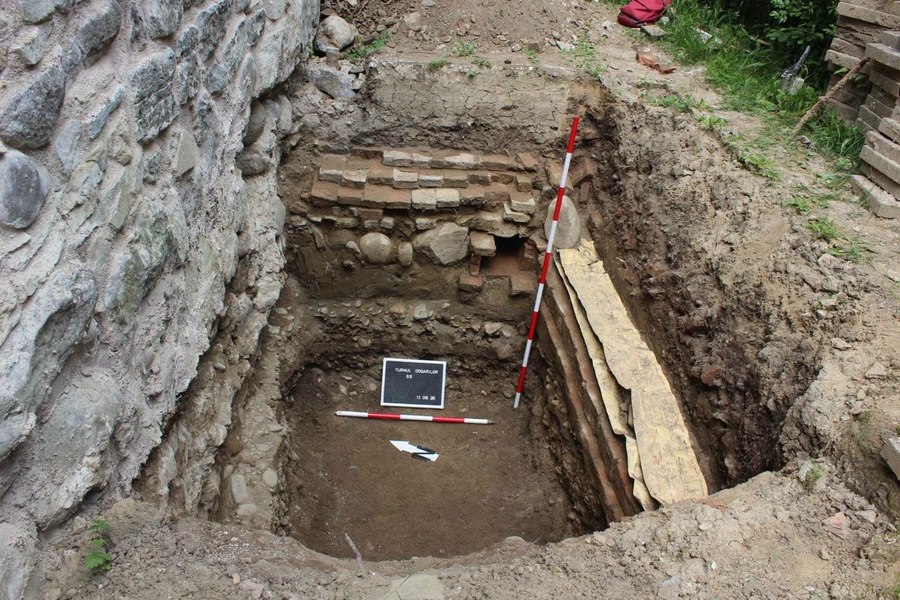 Fundațiile presupusului bastion circular al Cetății Medievale Bistrița, descoperite de arheologi