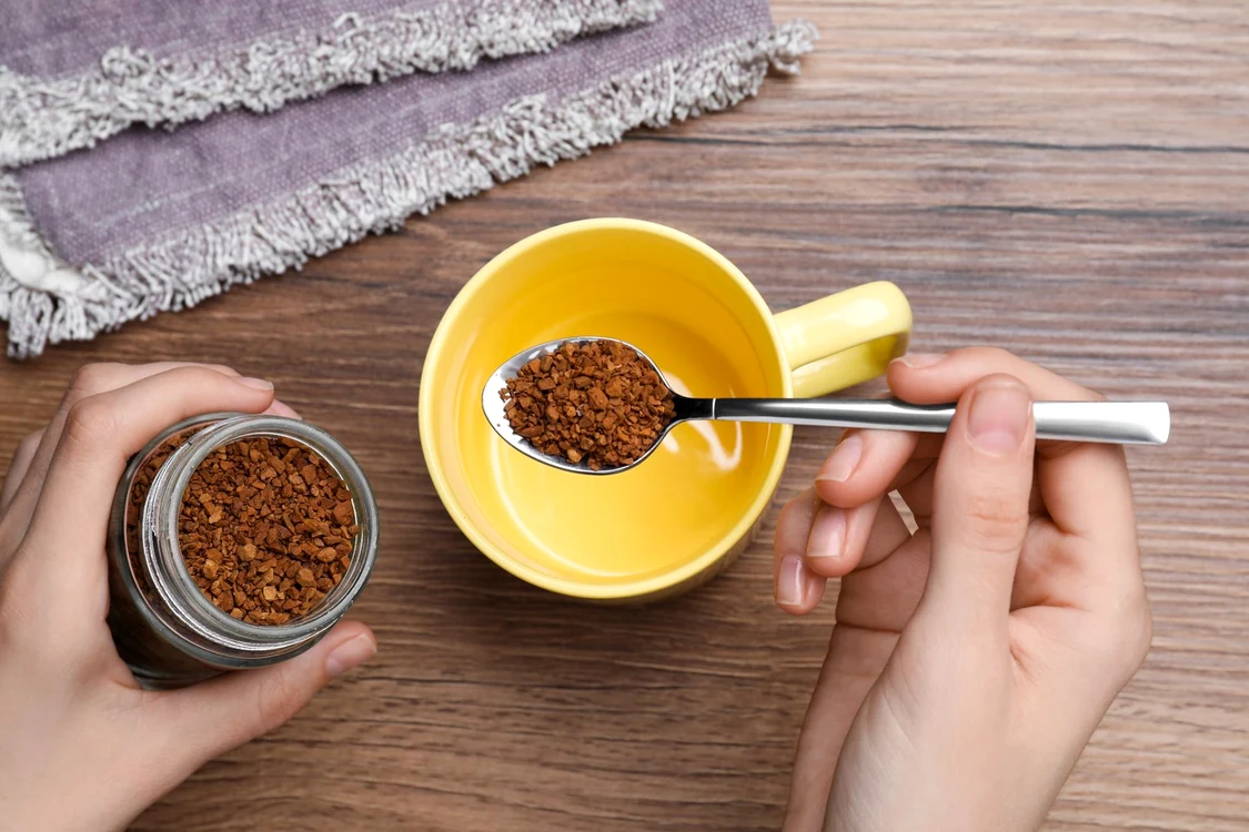 Cineva pregătește o cafea instant  Foto Shutterstock