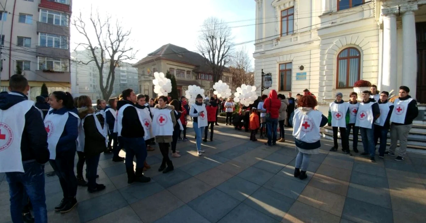În cadrul acestei acţiuni, au fost scandate sloganuri anti-violenţă, au fost oferite flori şi s-au aprins lumânări, reprezentând numărul persoanelor, victime ale violenţei familiale