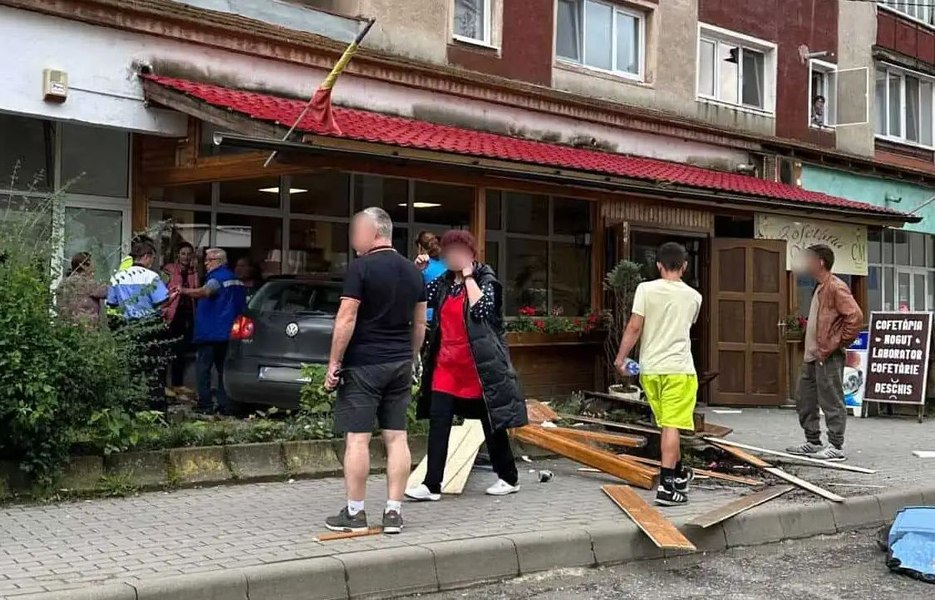Accident bizar la Zlatna, în Apuseni. Un șofer de 21 de ani a intrat cu mașina într-o cofetărie FOTO