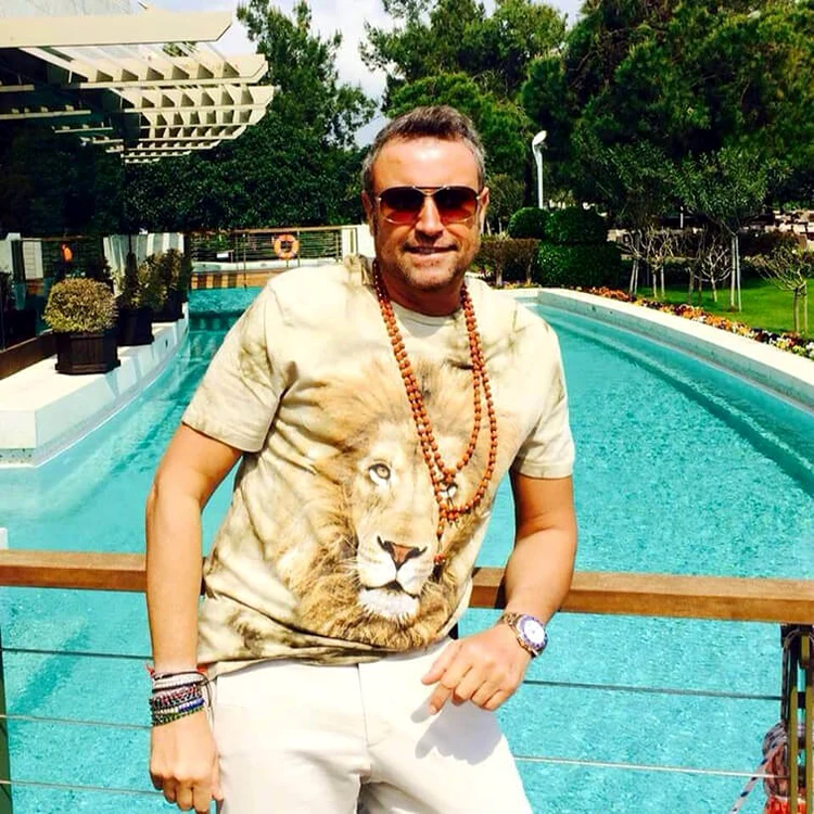 Cătălin Botezatu are un medalion realizat din seminţele unui copac indian, Rudraksha, care te fereşte de boli