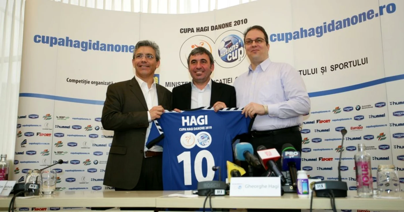 Hagi, alaturi de Stefan Batoux (stanga) si Bogdan Ioachim (dreapta)