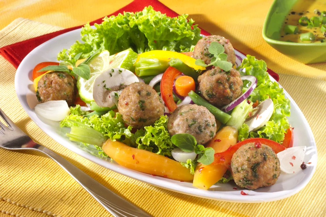 
    Salată cu chiftele de curcan  