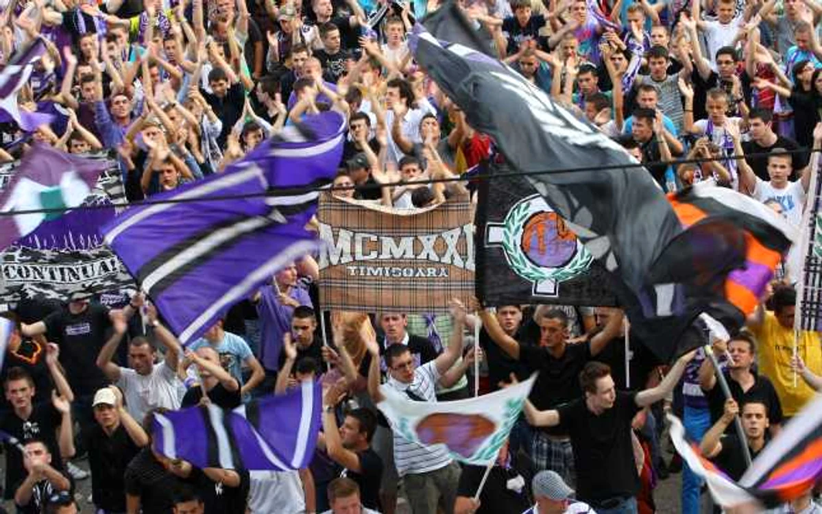 Mitingul suporterilor alb-violeti in centrul Timisoarei, miercuri 1 iunie 2011