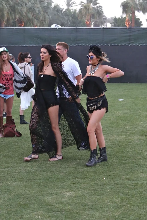 
    Kendall şi Kylie Jenner  