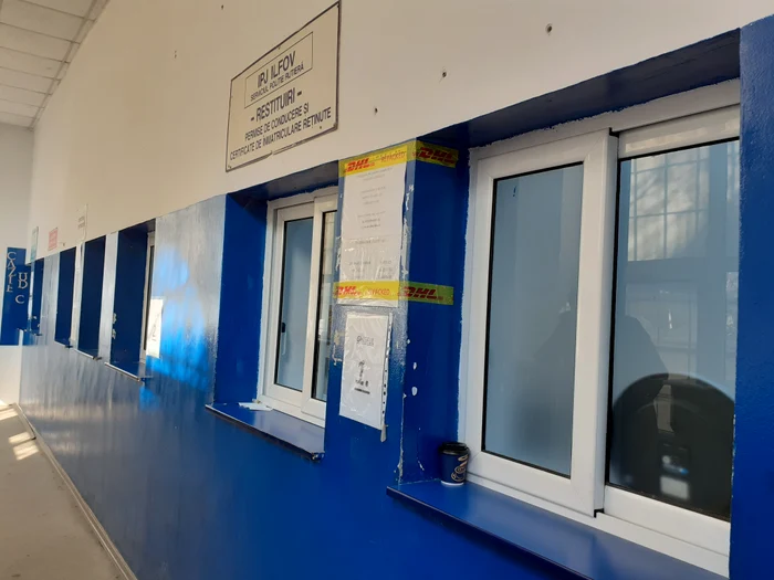 IPJ Ilfov - Poliţiştii lucrează tot  prin geamuri, atunci  când decid să le deschidă