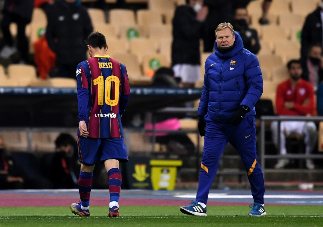 
    Lionel Messi părăsește terenul după ce a fost eliminatFoto: Guliver / GettyImages  