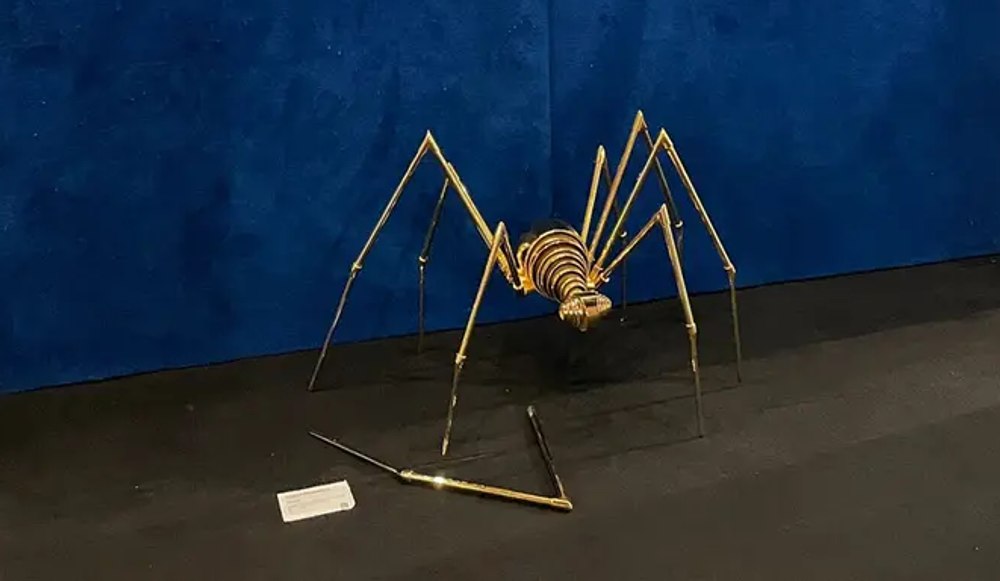 O fetiţă de cinci ani a deteriorat o sculptură din aur de 30.000 de euro într-o galerie din Italia