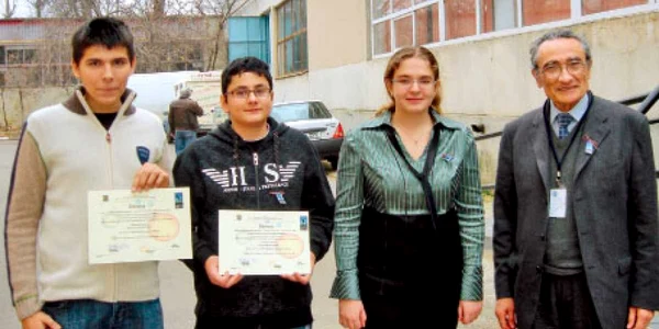 Denis Derecichei (stânga), Andrei Cuceu şi Ioana Zelko, alături de Zadig Mouradian