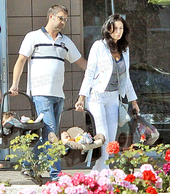 
    Nicoleta a fost ajutată de toţi membrii familiei să-i  ducă pe tripleţi la maşină  