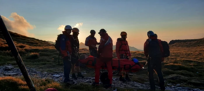 12 salvamontişti din Argeş şi Sibiu caută un turist belgian rănit în Munţii Făgăraş. Intervine şi un elicopter SMURD