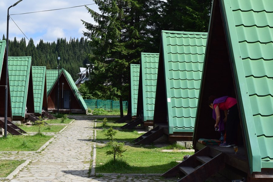 Vacanță la camping, în răcoarea Munților Bucegi. Cât costă o cabană pentru două persoane FOTO